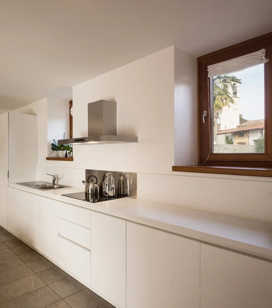 Weiße Küche Mit Fenster Und Aussicht Niemand Drinnen — Stockfoto