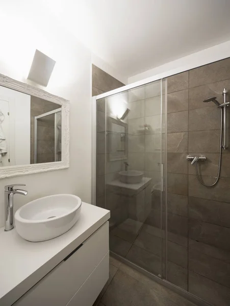 Elegantes Badezimmer Mit Dunklen Fliesen Niemand Drinnen — Stockfoto