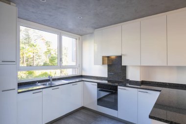 Modern beyaz mutfak mermer top ile. Kimse yok