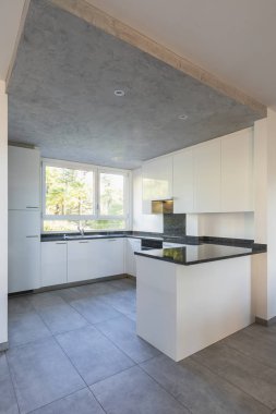 Modern beyaz mutfak mermer top ile. Kimse yok