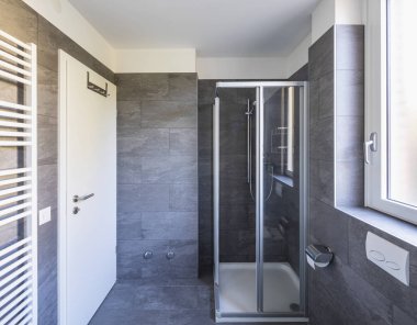 Karanlık taşlarla şık banyo. İçeride kimse yok