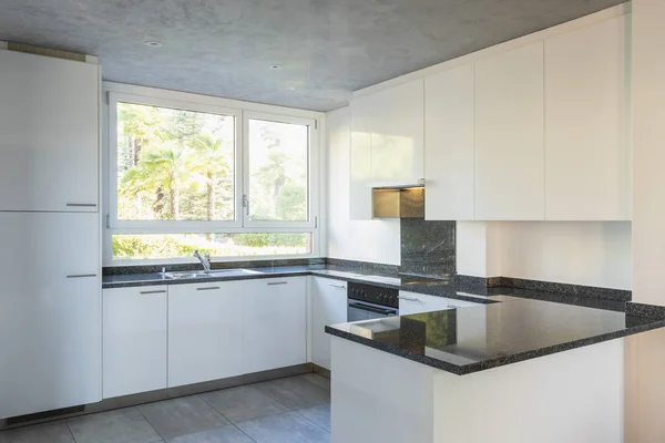 Moderne Witte Keuken Met Marmeren Blad Niemand Binnen — Stockfoto