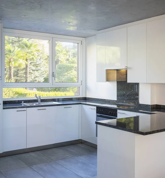 Cuisine Moderne Blanche Avec Plateau Marbre Personne Intérieur — Photo