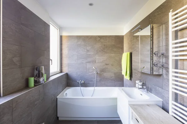 Salle Bain Élégante Avec Des Carreaux Sombres Personne Intérieur — Photo