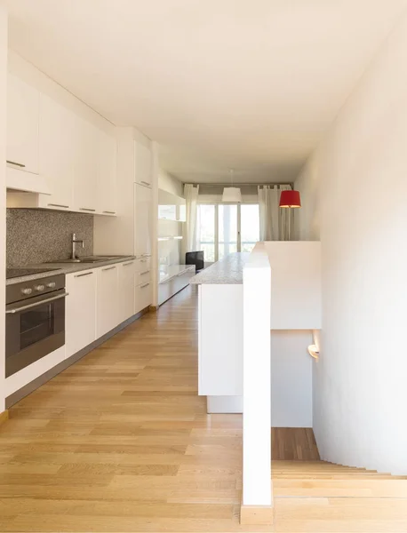Weiße Küche Mit Parkett Niemand Drinnen — Stockfoto