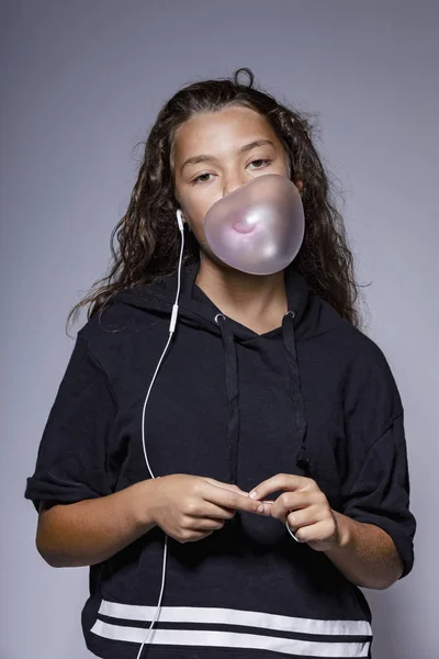 Portrét Teen Brýlemi Studiu Při Hraní Žvýkačky Kopie Prostor — Stock fotografie
