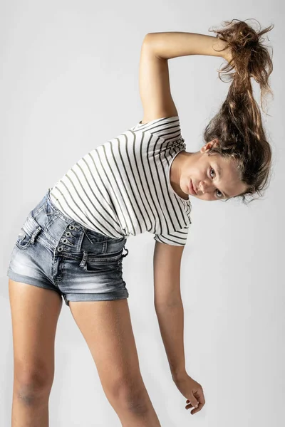 Menina Com Shirt Listrada Puxa Cabelo Vai Direção Luz Conceito — Fotografia de Stock