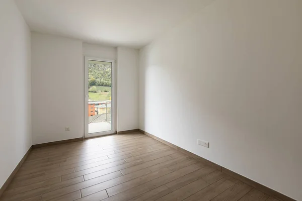 Chambre Vide Avec Murs Blancs Fenêtre Donnant Sur Nature Personne — Photo
