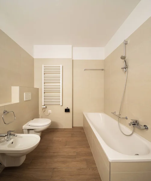 Cuarto Baño Con Vista Frontal Con Azulejos Bañera Calefacción Hay — Foto de Stock