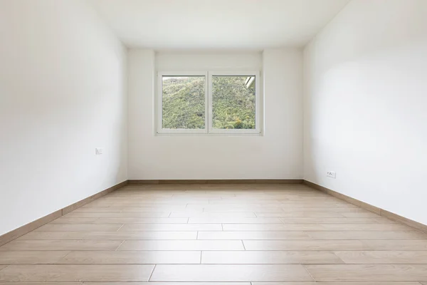 Lege Kamer Met Witte Muren Raam Met Uitzicht Natuur Niemand — Stockfoto