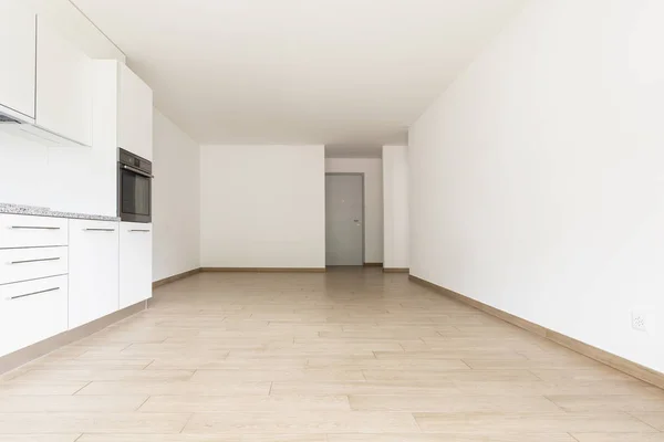 Woonkamer Met Keuken Grote Witte Muur Niemand Binnen — Stockfoto