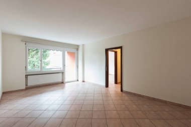 Kapı ve pencere doğa manzaralı boş oda. İçeride kimse yok