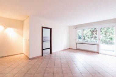 Kapı ve pencere doğa manzaralı boş oda. İçeride kimse yok