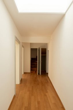 Koridor yenilenmiş daire kapı ve parke ile. İçeride kimse yok