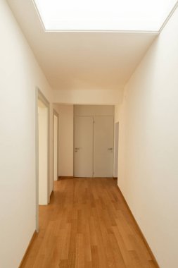 Koridor yenilenmiş daire kapı ve parke ile. İçeride kimse yok