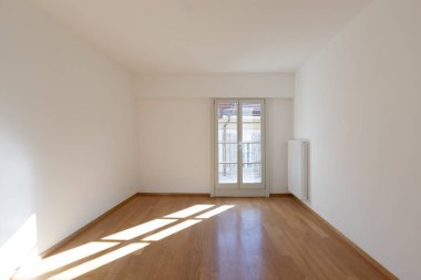 Parke ve pencere görünümü ile boş oda. İçeride kimse yok