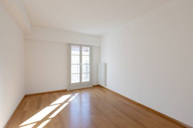 Parke ve pencere görünümü ile boş oda. İçeride kimse yok