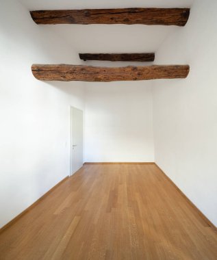 Ahşap kirişler ve parke yenilenmiş daire boş oda. İçeride kimse yok