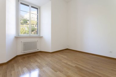 Parke ve kalenin bakan pencere boş oda. İçeride kimse yok