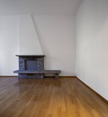 Boş oturma odasında şömine ile. İçeride kimse yok