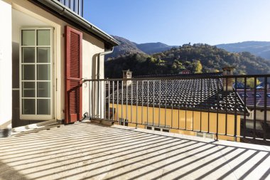 Ovelloking swiss Alpsand Bellinzona castel Teras. İçeride kimse yok