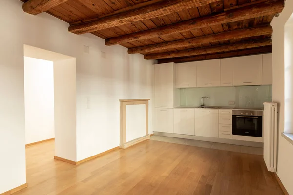 Cucina Moderna Con Parquet Travi Legno Nessuno Dentro — Foto Stock