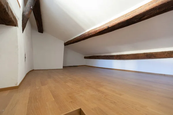 Ático Con Vigas Madera Parquet Hay Nadie Adentro — Foto de Stock