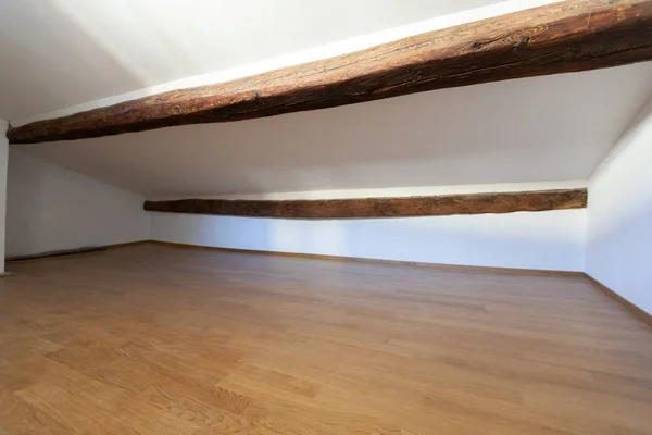 木製の梁と寄木細工の屋根裏部屋 誰も内部 — ストック写真