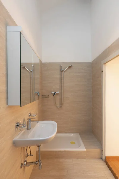 Cuarto Baño Con Vista Frontal Con Ducha Lavabo Espejo Azulejos — Foto de Stock