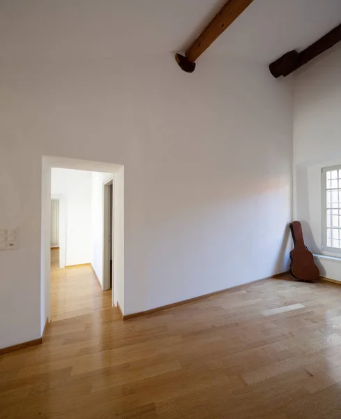 Habitación Vacía Con Puertas Vigas Madera Guitarra Hay Nadie Adentro — Foto de Stock