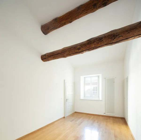 客房宽敞的客房配有木梁和镶木地板 位于经过翻新的公寓内 里面没有人 — 图库照片
