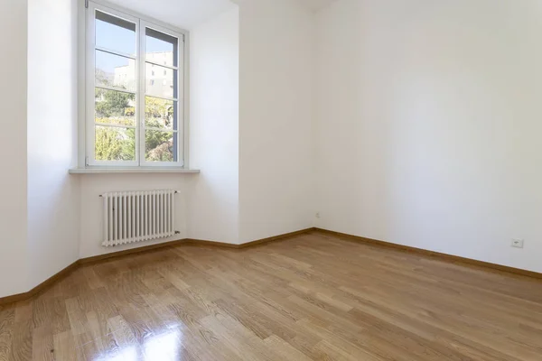 Habitación Vacía Con Parquet Ventana Con Vistas Castillo Hay Nadie — Foto de Stock