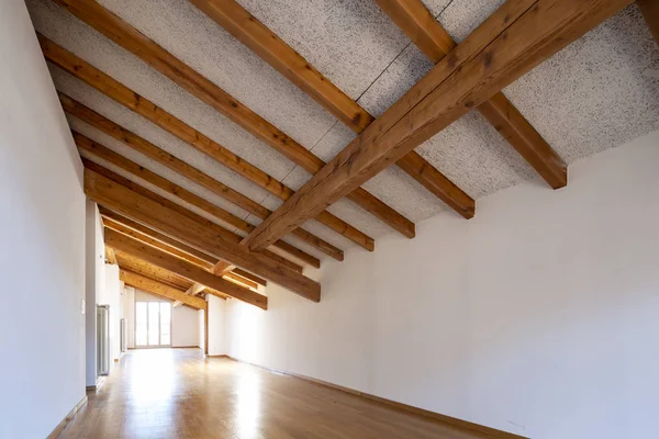 木製の梁 寄木細工の床と大きな空の部屋 誰も内部 — ストック写真