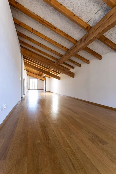 宽敞的空房间配有木梁和镶木地板 里面没有人 — 图库照片