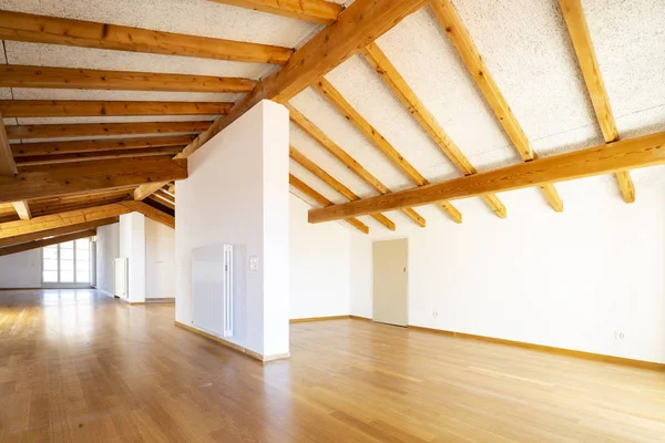 木製の梁 寄木細工の床と大きな空の部屋 誰も内部 — ストック写真