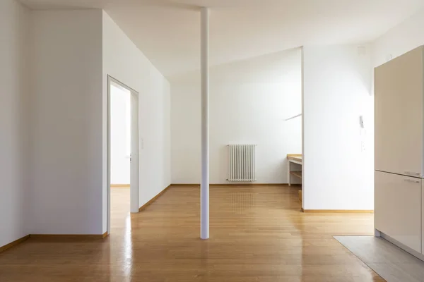 Lege Kamer Met Parket Witte Muren Niemand Binnen — Stockfoto