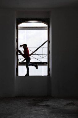 Bir pencerede çalışırken Dengeleme alt. Şantiye