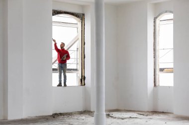 Bir pencerede çalışırken Dengeleme alt. Şantiye