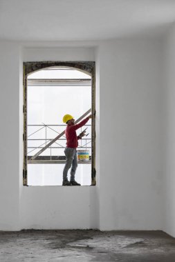 Bir pencerede çalışırken Dengeleme alt. Şantiye