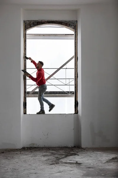 Équilibrage Des Travailleurs Sur Une Fenêtre Tout Travaillant Site Construction — Photo