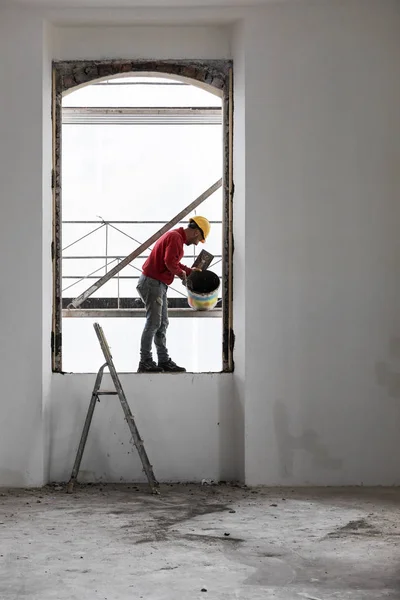 Trabalhador Equilibrando Uma Janela Enquanto Trabalhava Local Construção — Fotografia de Stock