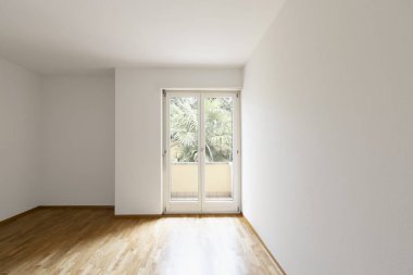 Boş oda parke ile. Parlak pencere doğa manzaralı. İçeride kimse yok