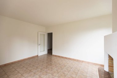 Boş oda açık kapı, doğal ışık ile. İçeride kimse yok