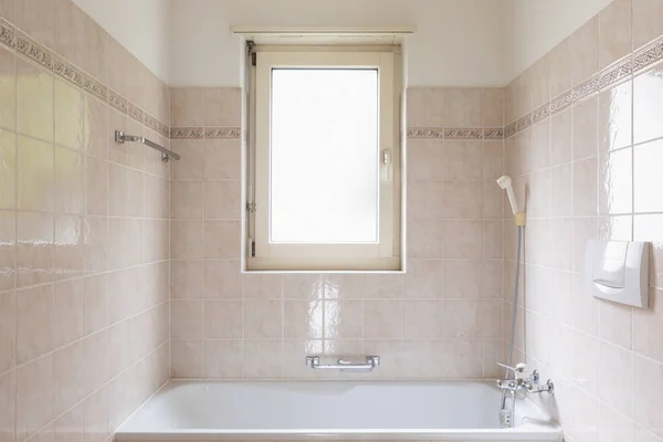 Banheiro Com Banheira Com Azulejos Claros Janela Brilhante Ninguém Dentro — Fotografia de Stock