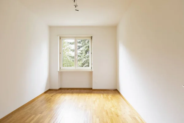 Habitación Vacía Con Parquet Ventana Luminosa Con Vista Naturaleza Hay — Foto de Stock