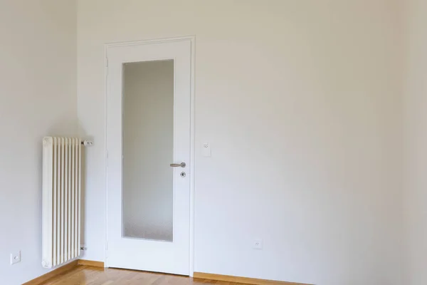 Pusty Pokój Białe Ściany Wyłożone Parkietem Podłogi Drzwi Drewniane Miejsce — Zdjęcie stockowe