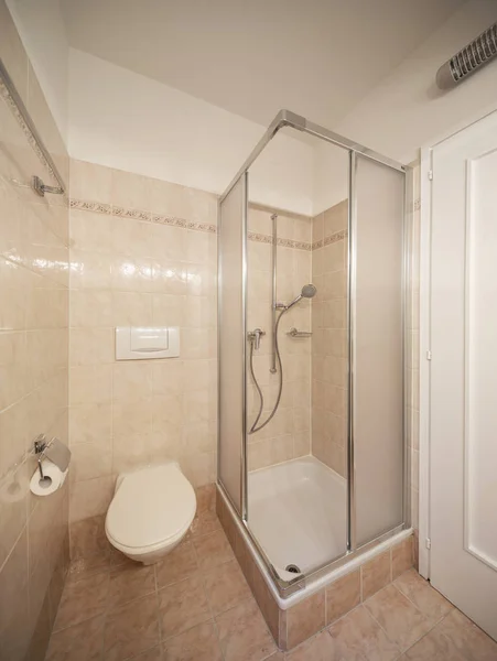 Badezimmer Mit Klaren Fliesen Und Hellen Fenstern Niemand Drinnen — Stockfoto