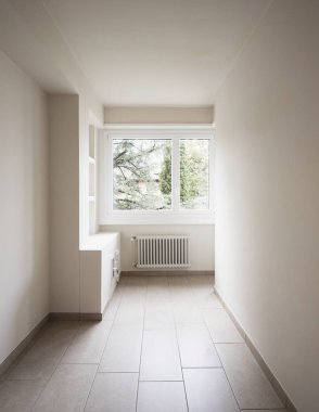 Boş oda radyatör ve doğa bakan büyük pencereler ile. Önden görünüm
