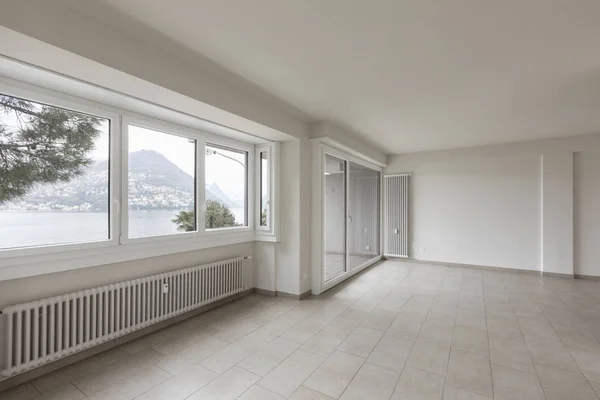 Chambre Vide Avec Radiateurs Grande Fenêtre Donnant Sur Lac Lugano — Photo