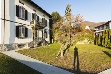 Güneşli bir günde bakımlı bahçe dış antik villa. İçeride kimse yok